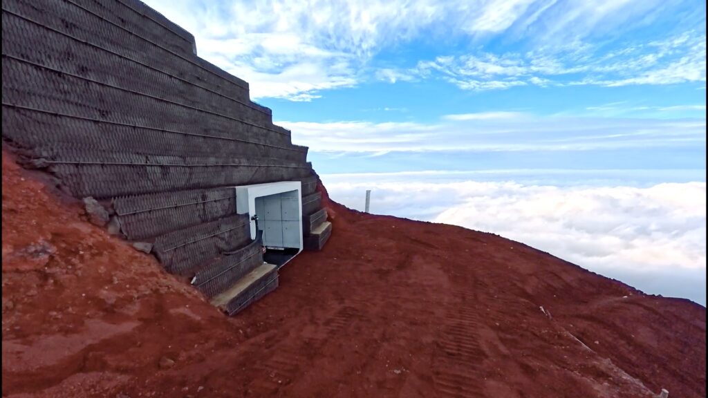 富士山に退避壕を納入、3000m付近にフルPCa 高見澤 – 週刊ブロック通信